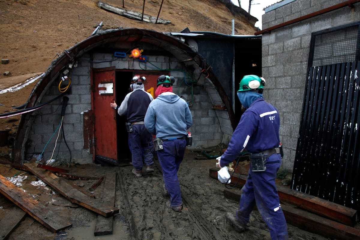 Mineros ingresan a la mina de carbón