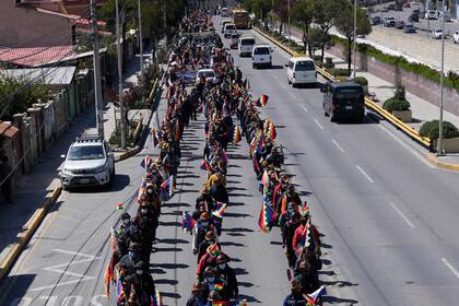 Mineros progubernamentales llevan banderas Wiphala mientras marchan en apoyo al presidente boliviano Luis Arce en La Paz, Bolivia, el martes 12 de octubre de 2021. (AP Foto/Juan Karita)