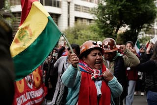 Mineros se enfrentan con dinamita a la policía en Bolivia en contra del alza del combustible