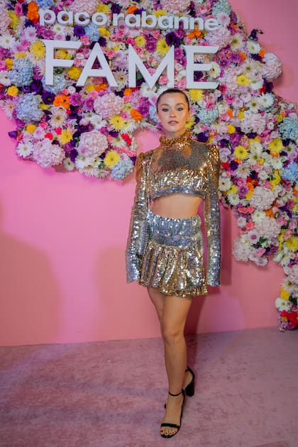 Minerva Casero combinó paillette en dorado y plateado en un guiño a la noche de Paco Rabanne