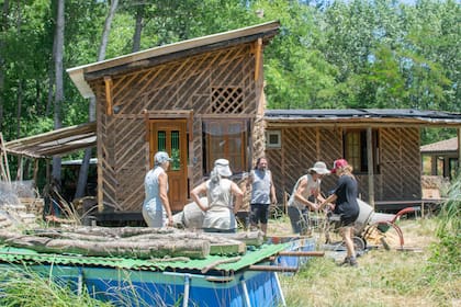 Minga entre amigos y risas al momento de construir. Foto: Patricia Rosas
