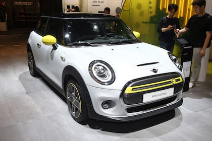 MINI Cooper SE. El primer modelo 100% eléctrico de la marca británica se muestra en esta exposición; tiene un motor de 184 CV y una autonomía entre 235 y 270 kilómetros