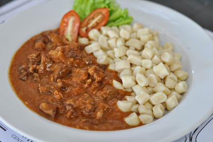 Mini ñoquis con goulash en Canta El Gallo