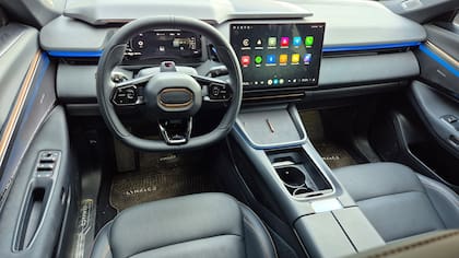 Minimalista. Se ve el interior del Lynk & Co 08
