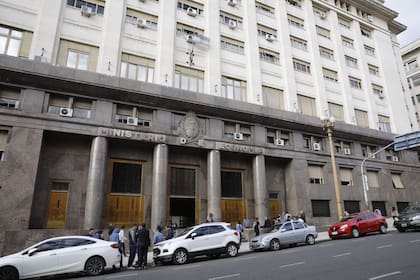 Ministerio de Economía  enfrenta vencimientos por $470.000 millones