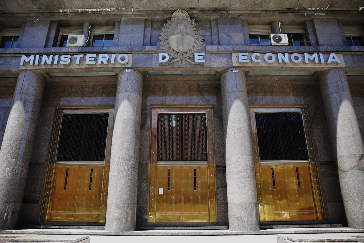 Ministerio de Economía captó lo necesarios para hacer los pagos más próximos de deuda en pesos... y poco más