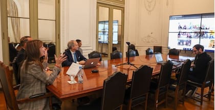Ministra de Capital Humano, Sandra Pettovello durante la videoconferencia con los estudiantes de cinco escuelas.