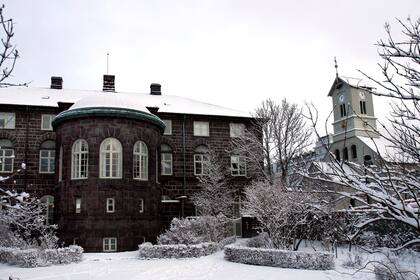 Ministra de Islandia renuncia tras admitir que tuvo un hijo con un adolescente hace 30 años