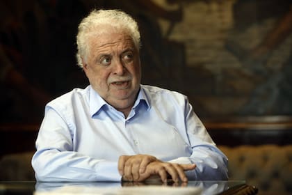 El ministro de Salud, Ginés González García, recibió hoy el protocolo aprobado por la AFA y lo analizará en los próximos días. La semana próxima se reunirá con Matías Lammens, ministro de Deporte, para resolver el retorno a los entrenamientos.