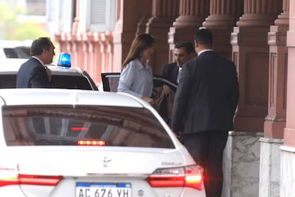 La vicepresidente sigue con atención la paz social y teje políticamente desde el Senado. Mantiene reuniones de gabinete a diario que se extienden por más de una hora y media todos los días. Creen que se viene un frente complejo esta semana.