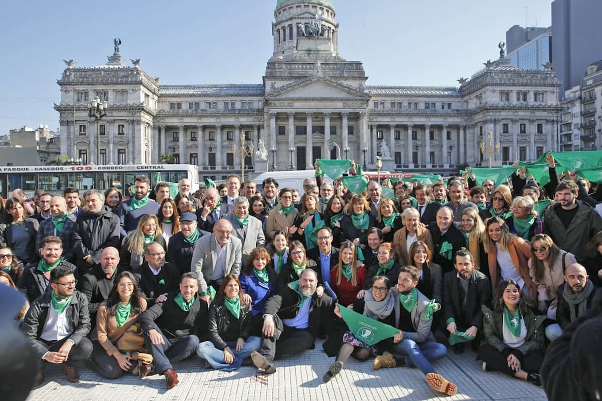 Ministros, diputados y figuras de Pro realizan hoy una foto frente al Congreso para apoyar la reforma sobre el aborto