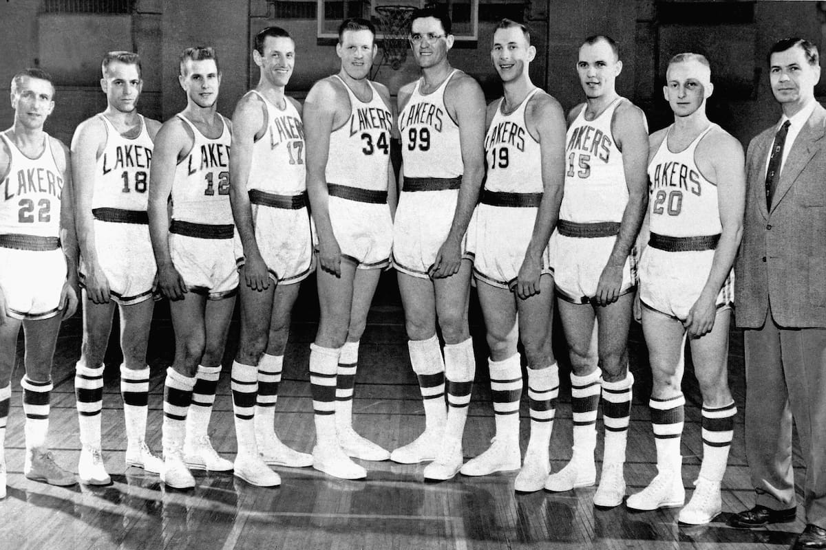 MINNEAPOLIS - 1954: El campeón mundial de la NBA de 1953-54 Minneapolis Lakers (de izquierda a derecha): # 22 Slater Martin, # 18 Frank Saul, # 12 Jim Holstein, # 17 Jim Pollard, # 34 Clyde Lovellette, # 99 George Mikan, # 19 Vern Mikkelsen, # 15 Dick Schnittker, # 20 Whitey Skoog y el entrenador en jefe John Kundla posan para una foto de equipo en Minneapolis, Minnesota.