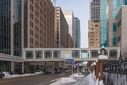 Minneapolis cuenta con una flota de camiones quitanieves y barredoras para impedir que se tapen las principales autopistas, calles y rutas (Tony Webster)