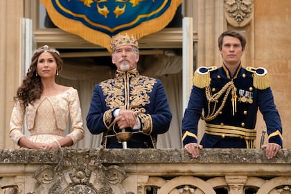 Minnie Driver, Pierce Brosnan y Nicholas Galitzine en la nueva versión de Cenicienta