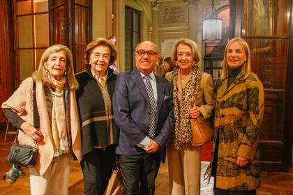 Minnie Firpo de Peralta Ramos, Nora M. de Sacerdote, Marcelo Nougués, María del Carmen Cerruti de Zorreguieta y María Mazzini.
