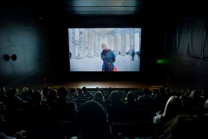 En cuarenta minutos, un documental describe y contagia la creatividad de Marta Minujín. Se exhibe en el 33 Festival Internacional de cine de Mar del Plata.