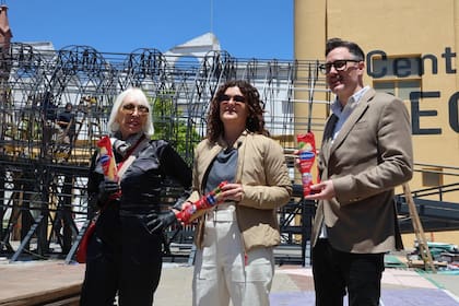 Minujín con Gabriela Ricardes, ministra de Cultura del Gobierno porteño, y Maximiliano Tomas, director del Recoleta, con los paquetes de spaghetti que se repartirán