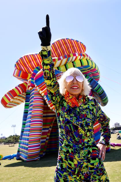 Minujín con una de sus esculturas inflables en la última edición de Lollapalooza