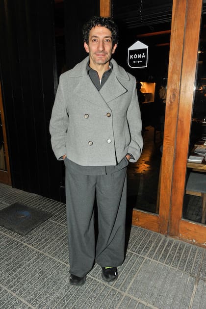 Minujin eligió un conjunto monocromático en tonos grises, con pantalón amplio y tapado crop oversize, para asistir al festejo. El actor atraviesa un gran presente profesional tras su participación en el multipremiado film Los domingos, rol que le valió una nominación a mejor actor de reparto en los Premios Goya