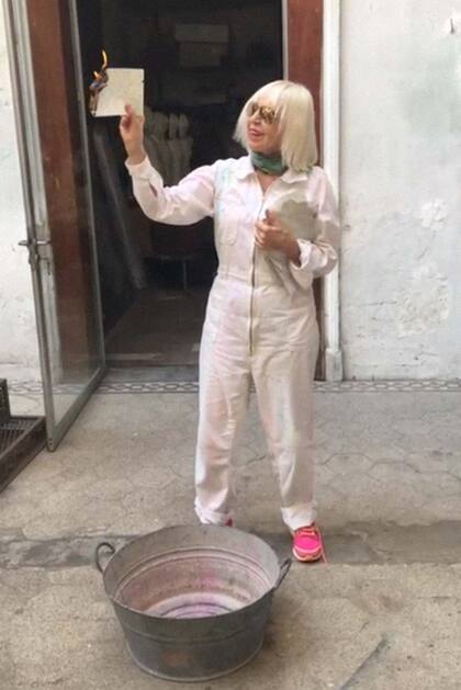 Minujín quemó todas sus cartas en un acto performático.