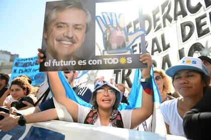 Militantes del Frente de Todos se concentran en los alrededores del Congreso