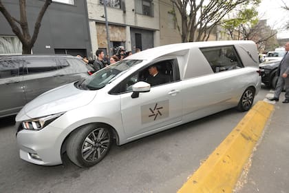Minutos después de las 15, el cortejo fúnebre partió rumbo al cementerio de La Tablada