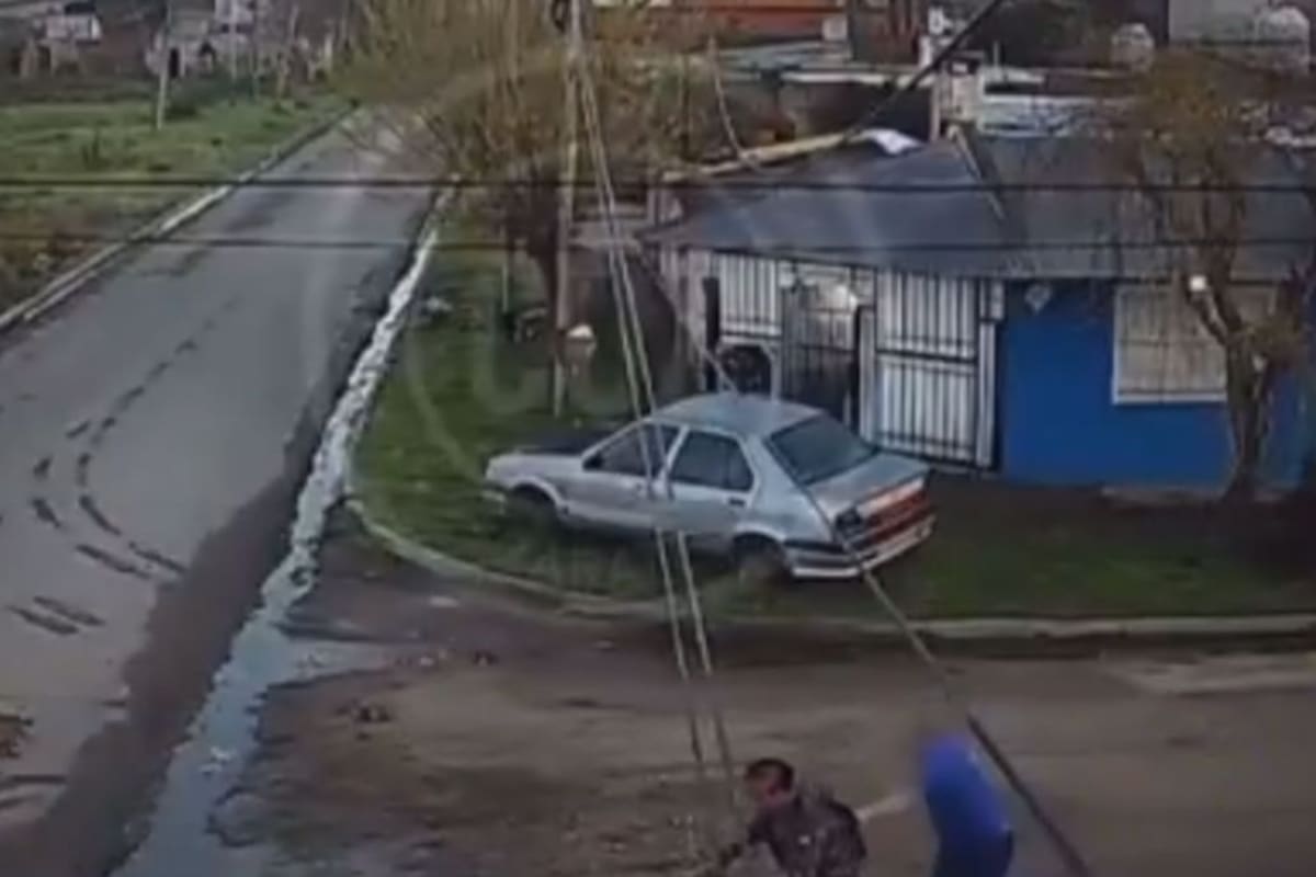 Minutos después llegaron efectivos de la bonaerense y trasladaron al agresor a la comisaría local de zarate