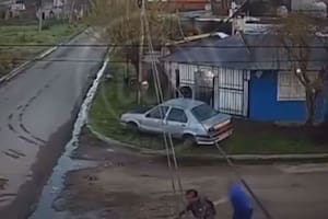 Minutos después llegaron efectivos de la bonaerense y trasladaron al agresor a la comisaría local de zarate