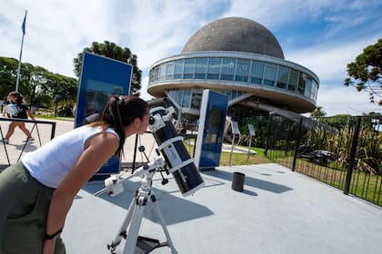 Mirá el cielo nocturno con telescopios abiertos al público en el Planetario Galileo Galilei