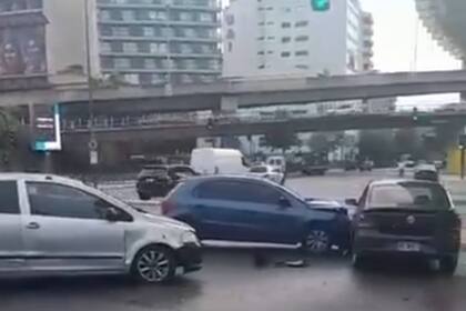 Miraba el GPS, no se dio cuenta del cambio de semáforo y provocó un choque múltiple en la 9 de julio