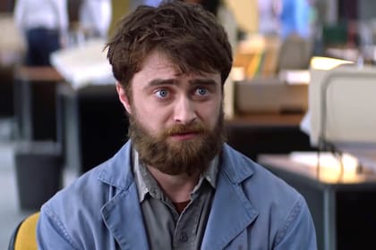 Daniel Radcliffe en Miracle Workers, la comedia en la que, una vez más, le toca salvar al mundo