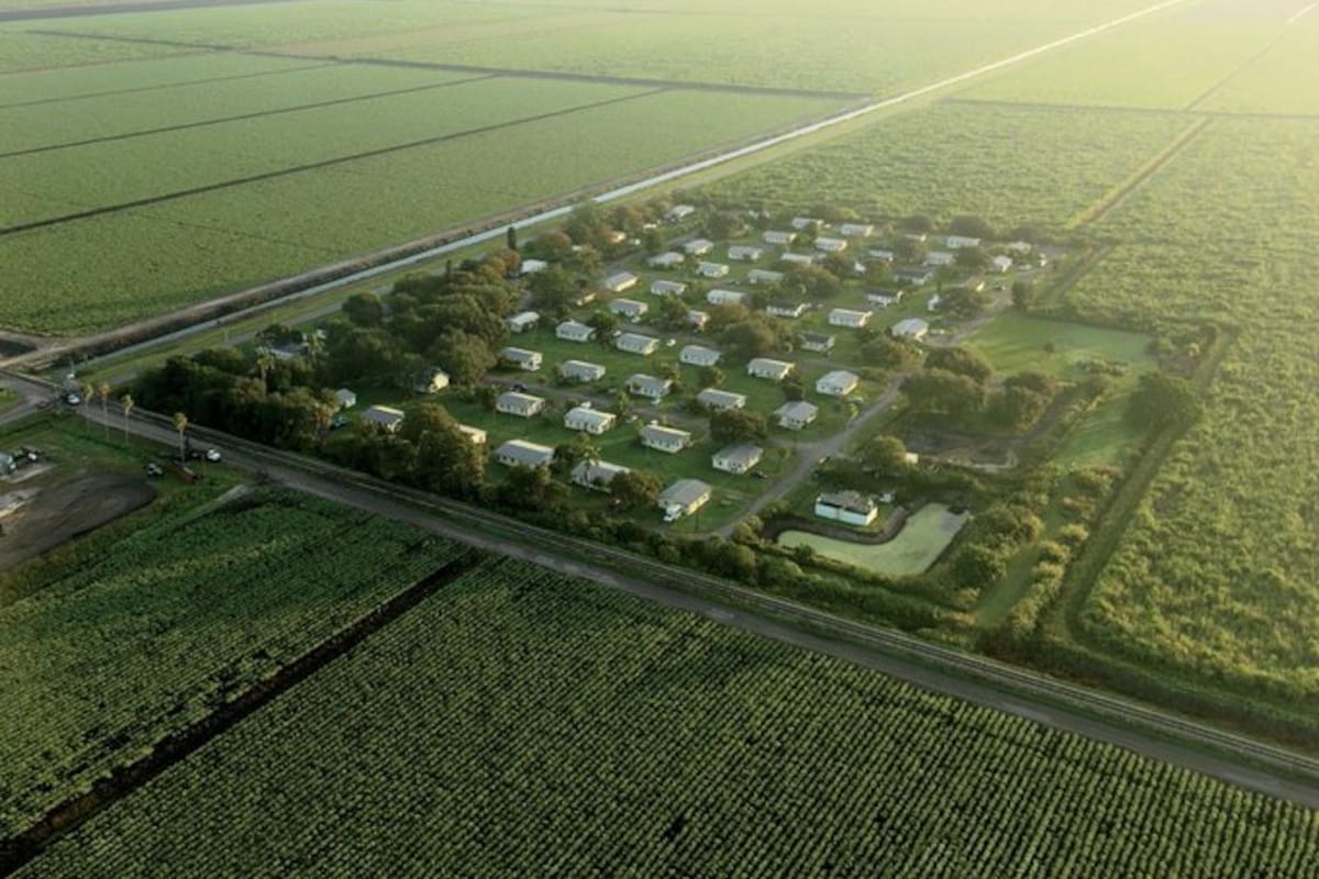 Miracle Village fue construida en 1964 por los inmigrantes que trabajaban en ese entonces en los campos de caña de azúcar