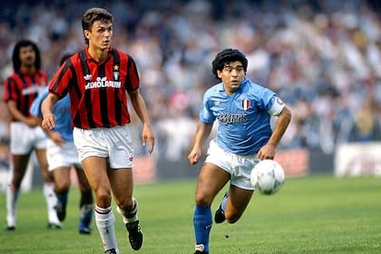 Mirada adelante, a la carrera, pelota dominada aunque esté en el aire: la estética que acompaña al talento de Maradona, en una escena realzada por la presencia ilustre de un joven Paolo Maldini, referente de Milan.