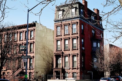 Mirada panorámica de un conjunto de departamentos en una calle de Brooklyn
