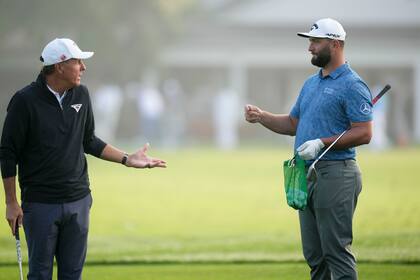 Miradas serias: Phil Mickelson y Jon Rahm en Augusta este miércoles; el estadounidense es una de las caras visibles del LIV Golf Series y el español es un baluarte del PGA Tour