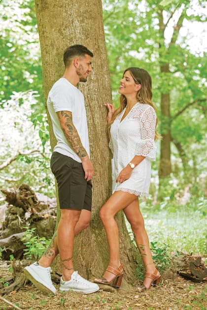 Miradas y sonrisas que dicen más que mil palabras. Leo y Cami se conocieron cuando eran chicos y se pusieron de novios en la adolescencia.