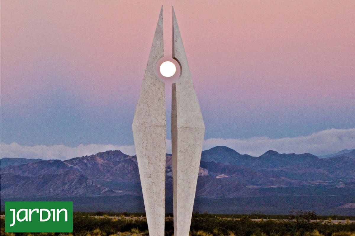 Mirador de la luna llena de verano, obra realizada en mármol reconstituido por Fausto Marañón