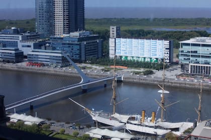 El río, el Puente de la Mujer y la Fragata Sarmiento en la zona de Puerto Madero