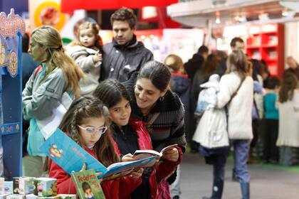 Miranda, Danna y Mayra Sabag, ayer, en la Feria del Libro Infantil