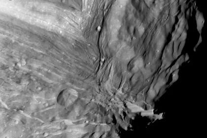 Miranda, el más interno de los grandes satélites de Urano, se ve a corta distancia en esta imagen de la Voyager 2, tomada el 24 de enero de 1986, como parte de una secuencia de mosaico de alta resolución. Créditos: NASA/JPL-Caltech
