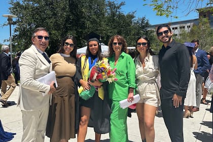 Miranda, junto a su familia.