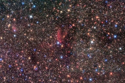 Mirando a través del polvo. Vista infrarroja de Sagitario B1, una región cercana al centro de la Vía Láctea, fotografiada con el Very Large Telescope (VLT) de ESO, en Chile