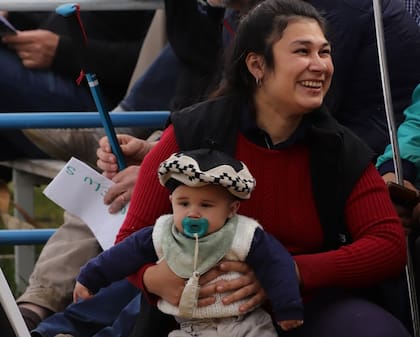 Mirando la jura, Cyndi Gimenez y Lautaro