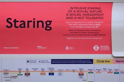 "Mirar fijamente de manera intrusiva y sexual es acoso sexual y no se tolera", dice este cartel en el metro de Londres