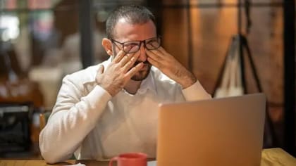 Mirar por horas una pantalla puede hacer que aumenten los síntomas
