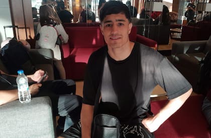 Mirco Cuello, en pleno viaje de regreso a la Argentina, en una escala en Estambul