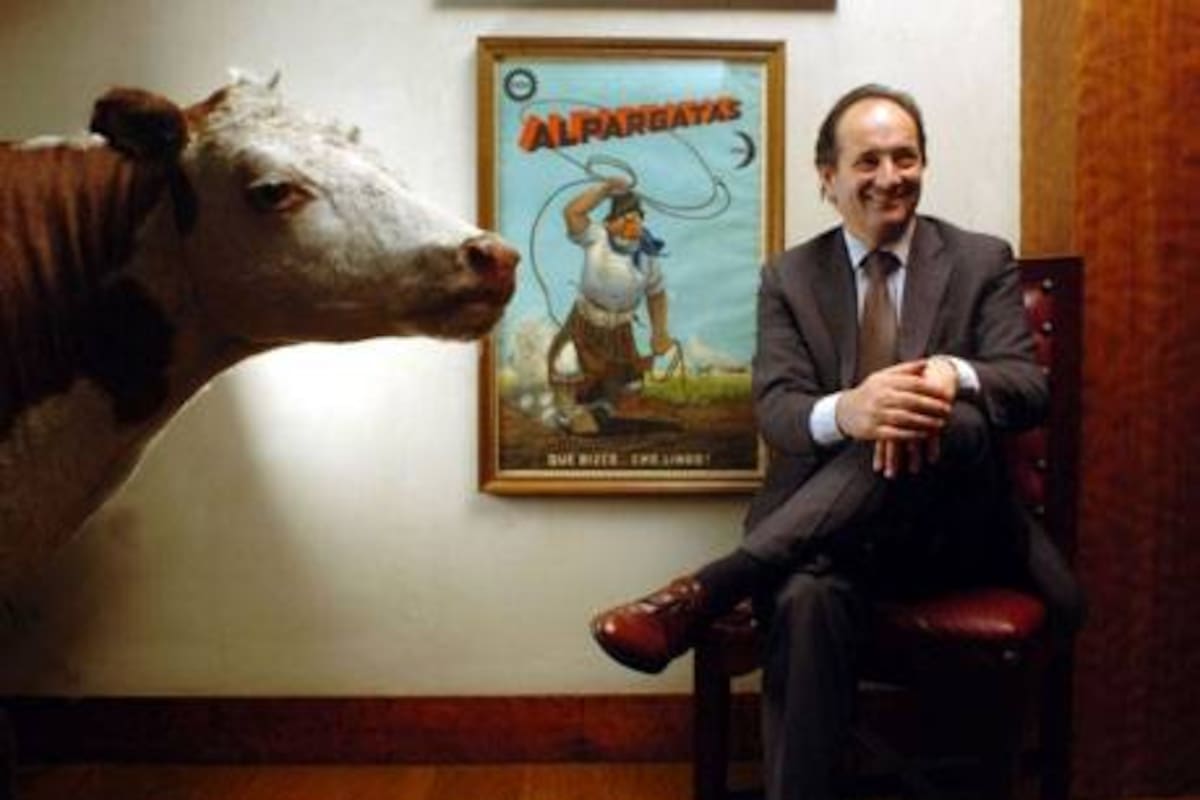 Mirco Zampieri, de La Cabaña, custodia la obra de Florencio Molina Campos