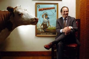 Mirco Zampieri, de La Cabaña, custodia la obra de Florencio Molina Campos
