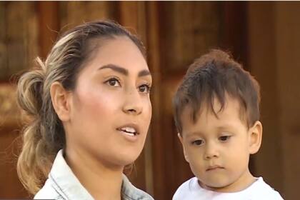 Mireya Mora, que es latina, cree que se trató de un acto racista debido a que la mujer comenzó a molestar a su familia cuando los escuchó hablar en castellano