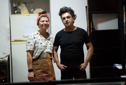 Miriam Beatriz Álzate y Gustavo Adolfo Corrales. Ambos son cocineros, pero a la hora del servicio, ella está en la cocina, y él en el salón.